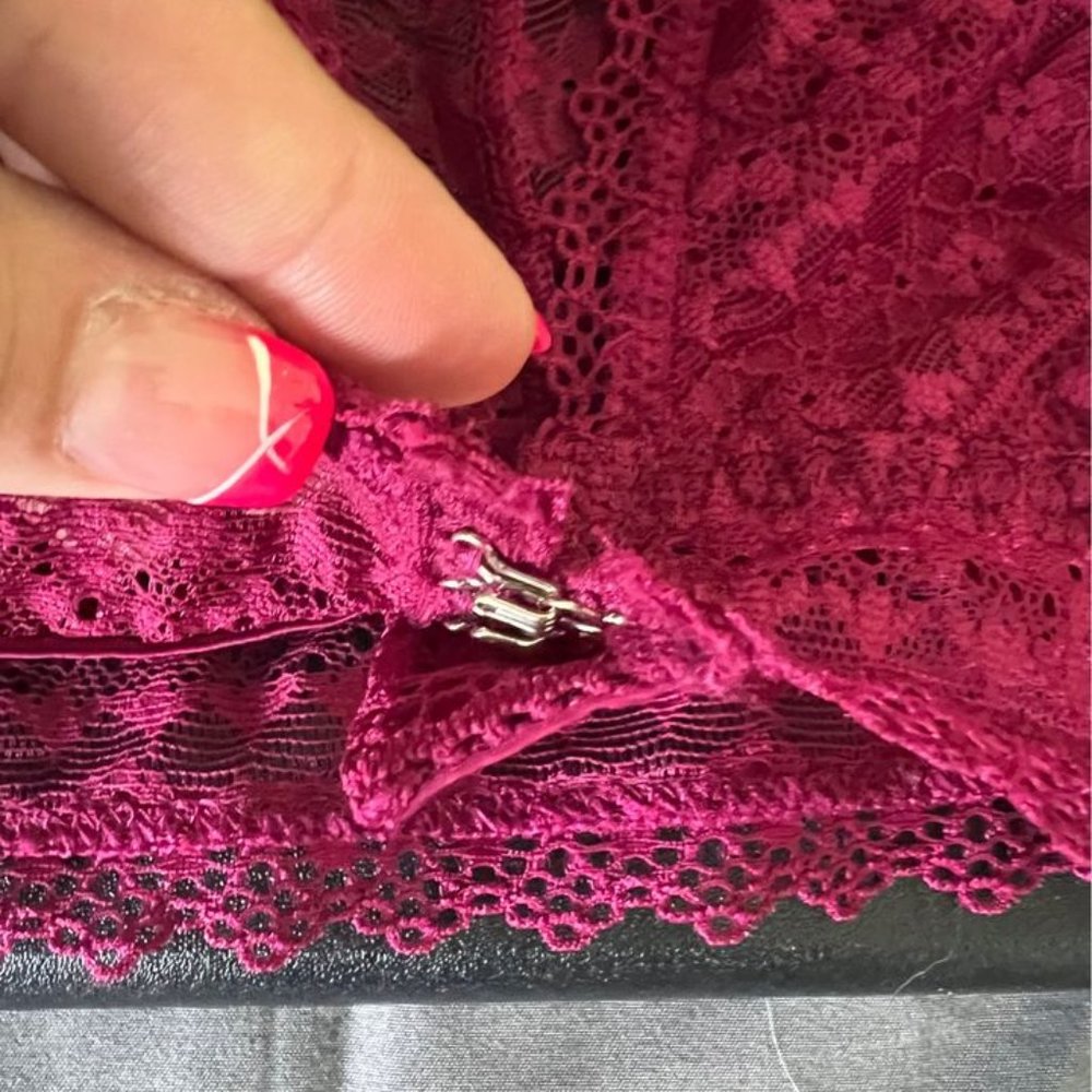 GUC WOMAN'S FRONT HOOKING SUPER CUTE LACEY MAROON BRALETTE BY VICTORIA SECRET - Picture 5 of 8